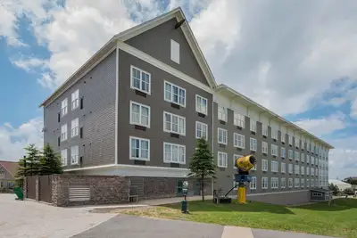 Image de Expedition Station 206:1 Br Studio: Village Central. Slope Side