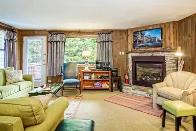 Image de 3 Br Tree Top 40 close to the Village