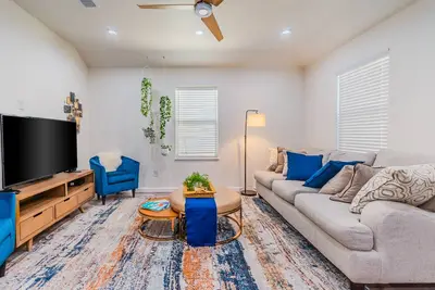 Image de Brand New, 5 Min to Downtown, Free Parking
