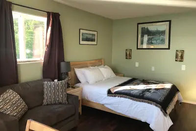 Image de Alaskan Waterfront Studio Apartment (Wolf Suite) Vacation Rental