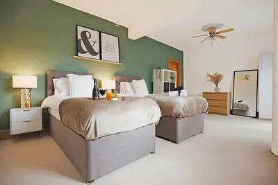 Image de Spacious House • PoolTable • FreeParking • Balcony