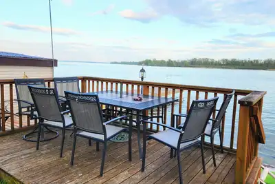 Image de Skylight Waterfront cottage with exquisite view/boat dock, close Montreal/Ottawa