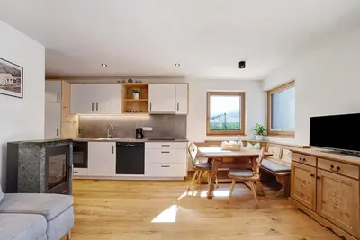 Image de Appartement \"Waalhof Ferienwohnung Golden\" avec vue sur les montagnes, jardin partagé et Wi-Fi.