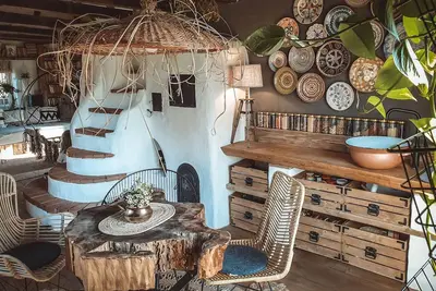 Image de Rustic family cabin with fireplace