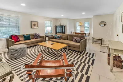 Image de Amazing Renovated Apartment on Gaston w/ Lush Outdoor Space by Lucky Savannah