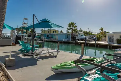 Image de Seaside Cottage Adorable 1 bed 1 bath Home w/Jacuzzi & 50 ft of dockage with a