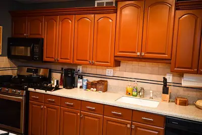 Image de Perfect Dtwn 2 Bed Condo w\/ Cali King Bed and Gym