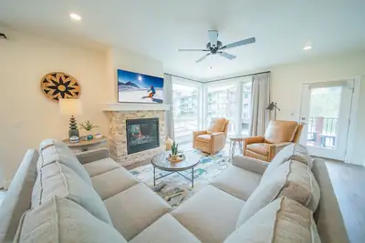 Image de Cozy Condo with Fireplace & Breathtaking Views