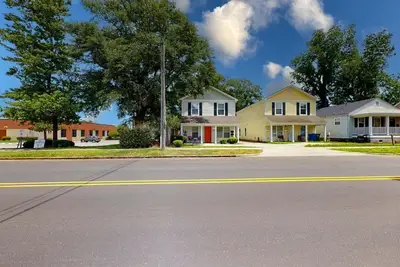 Image de Freshly renovated and expertly decorated 3 Br 2 Ba