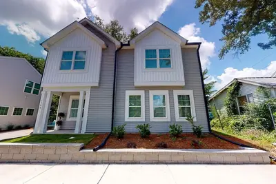 Brand New Built 3 Br close to Everything!