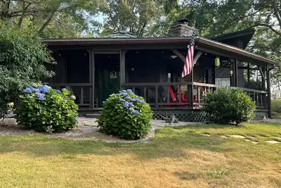 Image de Uniquely styled octagon shaped home. Just 2 miles to the lake