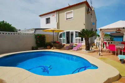 Image de Maison proche de la plage avec piscine privée