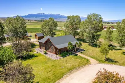 Image de Cozy Cabin- Classic Log Cabin, Great Location close to Cody!