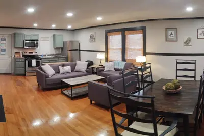 Image de \"White Squirrels Townhouse\"  Lower Level, Step out to Main Street