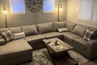 Image de Smoke Free! ! The Rock House Bnb, StL. Centrally Located + Park. 8 person Max!