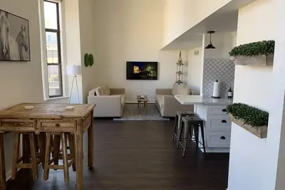 Image de 302- Huge 2 Story loft condo sleeps up to 10 by Fiserv