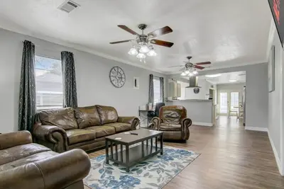 Image de Spacious 3 bedroom home with fenced yard
