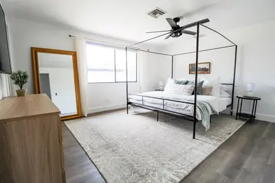 Image de Clean and newly remodeled + fun backyard! Close to Everything!