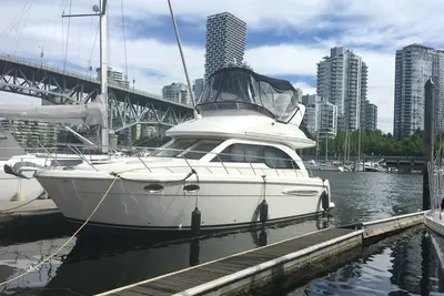 Image de Salt Life - Stunning 2 bdrm boat at Granville Island for stays - also charters. .