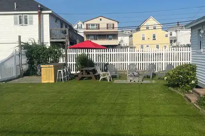 Image de 3 to 4 Minute walk to the beach, restaurants and fun!