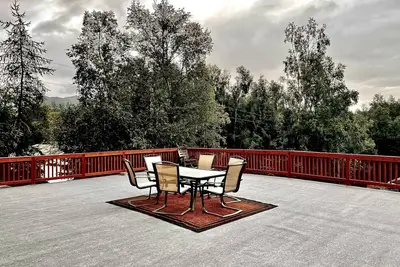 Image de 2 Bedrooms, Sleeps 6-8 with private deck, gym and game room. Near the trails.