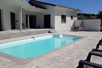 Image de Villa moderne avec piscine et petite salle de sport