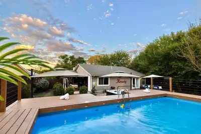 Image de Hot Tub | Pool | Outdoor Movie Lounge | Spa Shower