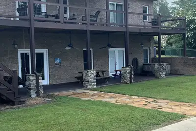 Image de Beautiful sunsets on Weiss Lake. Water front with large private dock