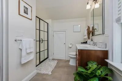 Image de Spacious suite - close to everything + backyard\n10 min to Portsmouth +Ogunquit