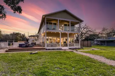 Image de Waterfront Retreat | Main House + Guest Spaces, Boat Ramp & Games Galore!