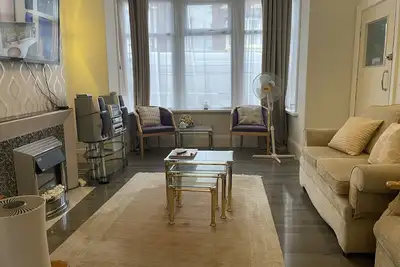 Image de Renovated 4-Bed Home, Sleeps 9 with Parking & Spa