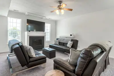 Image de 3 bed 3. 5 bath Modern & Centrally Located