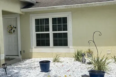 Image de A Beautiful Home—mins to beach!