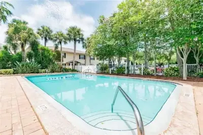 Image de 5 Min>Beach Remodeled 2 bed 2 Bath Condo With Pool and Grill and King bed!