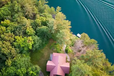 Image de Beautiful 5 bedrooms waterfront cottage sits on a private 4 acres wooded lot! !