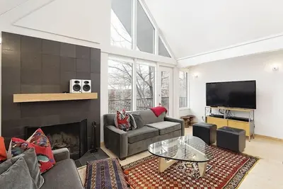 Image de Fifth Avenue Unit 5 | Modern & Stylish Condo with A/C and Access to Pool & Hot Tub