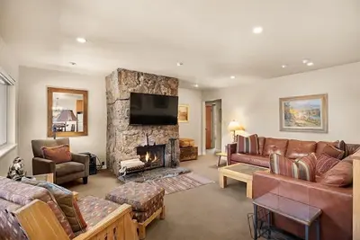 Image de Silverglo Condominiums Unit 308 | Expansive 4 Bd Condo, Walking Distance to Town with Pool Access