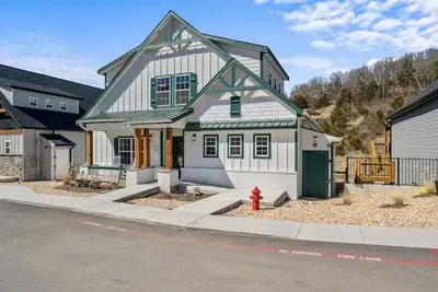 Image de Private Fire Pit w/ Swings & Hot Tub-Cmty Pools