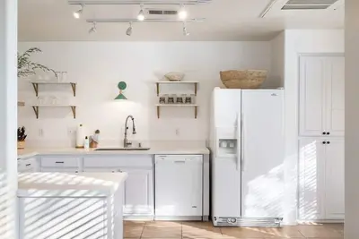 1. 5 miles to Westworld sleeps 6