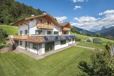 Image de Appartement 'Avea App 2-2 Personen' avec vue sur les montagnes et jardin.