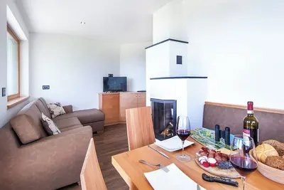 Image de Appartement 'Avea App 1-2 Personen' avec vue sur les montagnes et jardin.