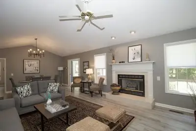 Image de The Embellished Par -100 Lake Hills