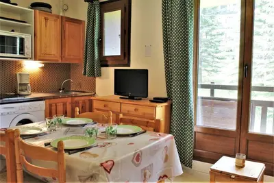 Image de 100m du centre station, 1er étage, balcon, télévision, casier à ski, 30m², Risoul