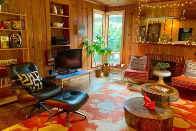 Image de Oak House: Mod Picture-Perfect Bungalow with Yard