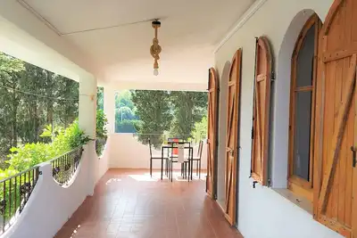 Image de Villa entourée de verdure à quelques minutes de la mer