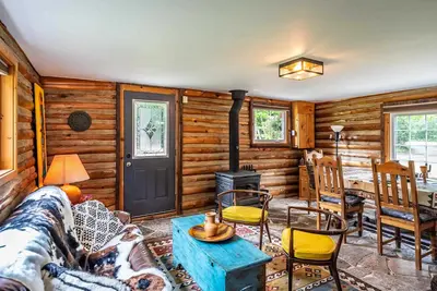 Image de Nature Lovers Retreat log home - L'il Ranch