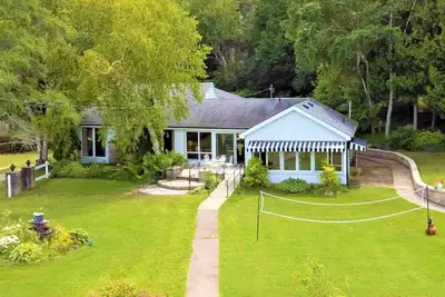 Image de Direct beach access cottage - 4 br