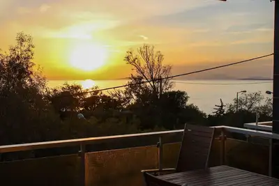 Image de Sunset seaview apartment on the coast of Saronida