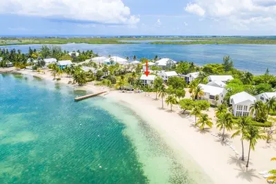 Image de Gardens of the Kai 1 -Luxuriously decorated beachfront unit-by Cayman Villas!