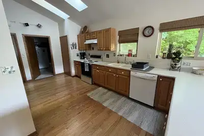 Image de New to market- Beautiful year-round home on the South End of Skaneateles Lake